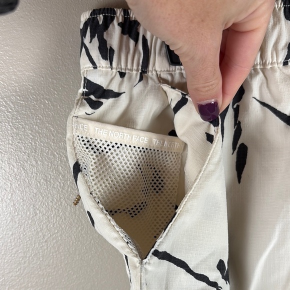 NWOT The North Face Black and White Athletic Shorts - Picture 3 of 7